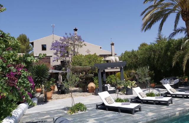 6 bedroom country villa with large private gardens and pool.Aircon, WIFI