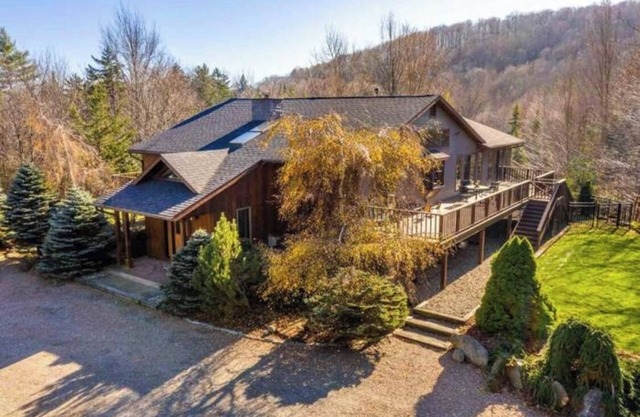 6 Bedroom Stowe Chalet with Hot Tub, Game Room & Sauna! Picture perfect setting!