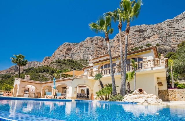 6 Bedroom Villa with Infinity Pool