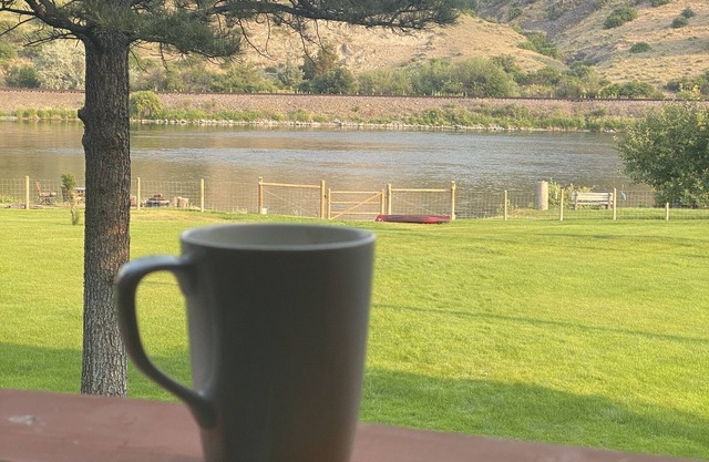6+ bedrooms, 3 bathrooms, Sauna, Hot tub! excellent flyfishing on the Mighty Mo!
