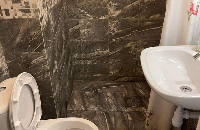 6 bedrooms with 2 bathrooms
