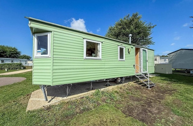 6 berth caravan at Cherry Tree Holiday Park in Norfolk ref 70724C