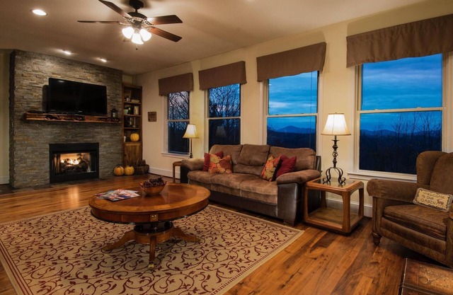 6 BR Enormous, 4700 Square Foot Vacation Home with Majestic Mountain Views!