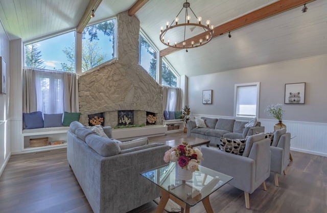 6 BR w/Steam Shower & space for everyone, located in the heart of the valley