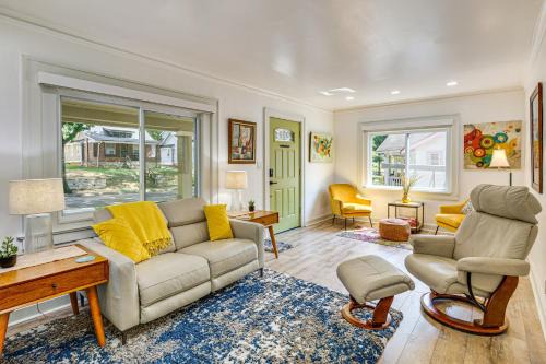 6 Mi to Arrowhead Stadium Charming Home with Porch!