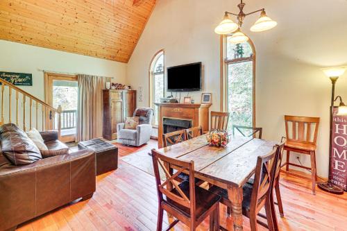 6 Mi to Snowshoe Resort Retreat with Hot Tub
