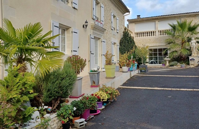 6 minutes from Futuroscope 4 FAMILY BED AND BREAKFAST