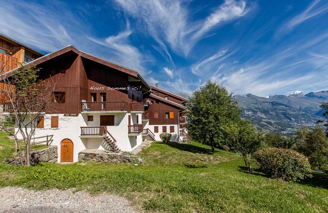 6-person duplex apartment, ski-in/ski-out, near SPA Paradisio swimming pool