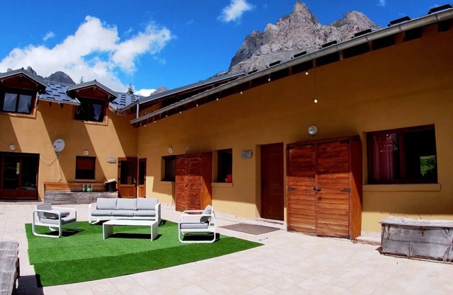6-room chalet with fireplace, private parking near Monêtier-les-Bains