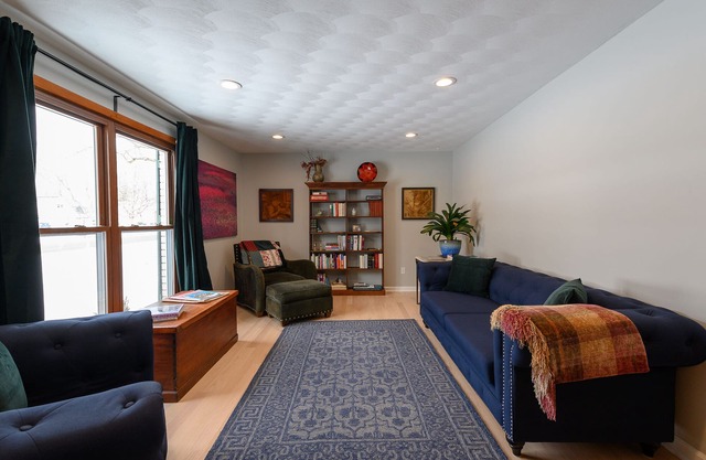 .6 Walk to Carmel Midtown. Quiet and secure neighborhood. Plus massage chair!