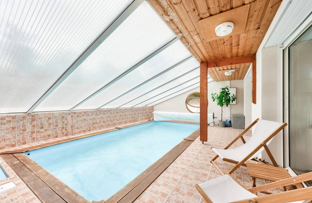 600m from the beach, house for 8 with a pool