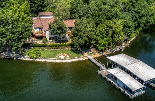 6100 sf, Beds for 32, Hot Tub, Theatre, Game Rm , Entertainers Dock, 310' Shore
