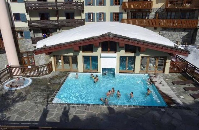 65-m² south-facing apartment for 6/8 people, garden-level terrace, ski in/out