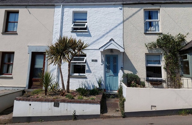 6A LEMON HILL, pet friendly, with open fire in Mylor Bridge