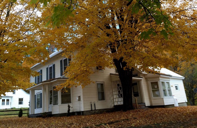 6bed/4ba group friendly ski house ~1mi from Okemo w/HOT TUB - sleeps 18