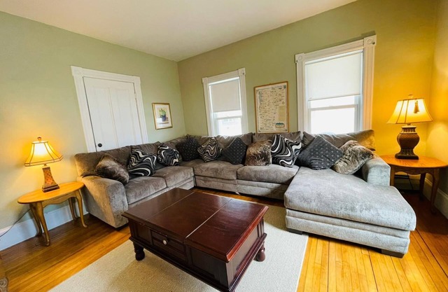 6Bed/4Ba Spacious Ski House Central Location on Okemo Shuttle-Sleeps 15