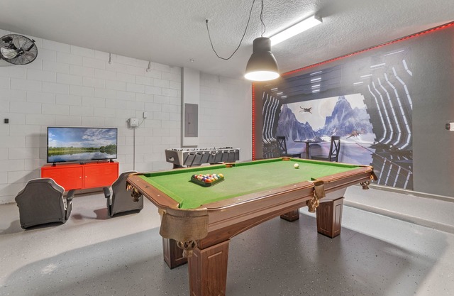 6BR Family Retreat: Private Pool, Games Room - Close to Disney