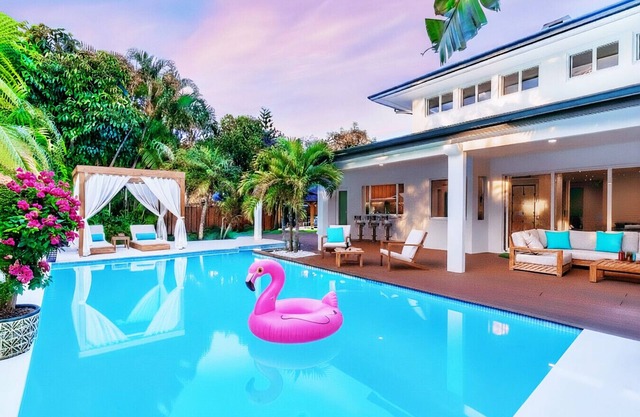 6BR | Heated Pool | Jacuzzi | Sauna | Beach area