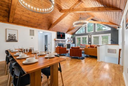 6br Luxe Cabin Sleeps 16 Hot Tub & Pool Table
