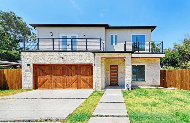 6BR Trinity Groves Urban Escape | Huge Backyard