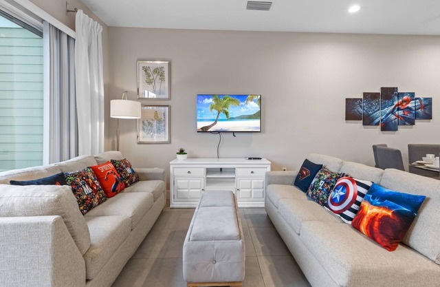 6BR Villa w/Themed Rooms - Sleeps 14 - 10min to Disney - WiFi + Gym