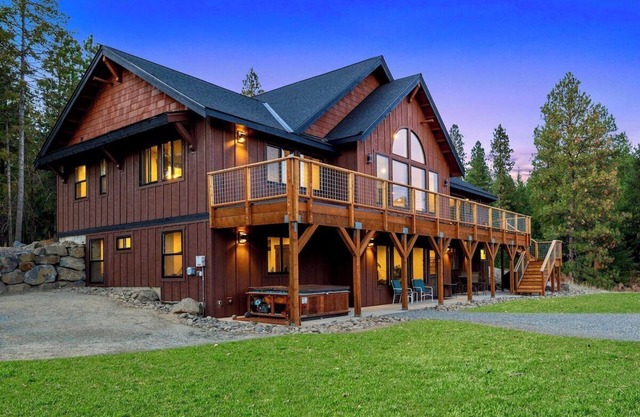 7 Bd, Swim Spa, Game Room, Sleeps 24!