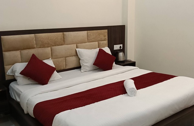 7-bedroom hotel in Ayodhya with AC Hotel Abhinandan palace ram mandir by 500 mtr