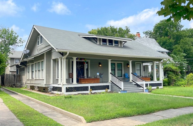 7-bedroom vacation home just 4 minutes drive to River Walk