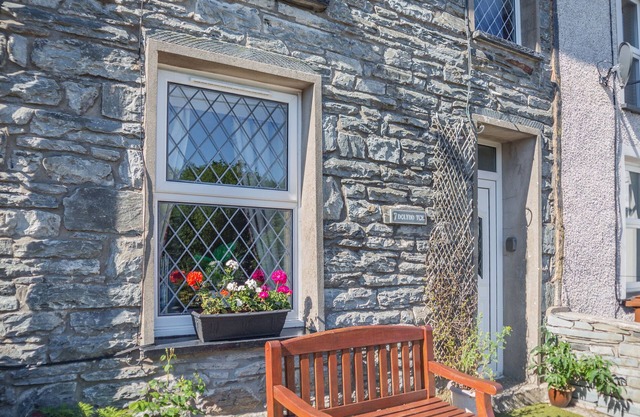 7 DOLYDD TERRACE, pet friendly, with open fire in Tanygrisiau