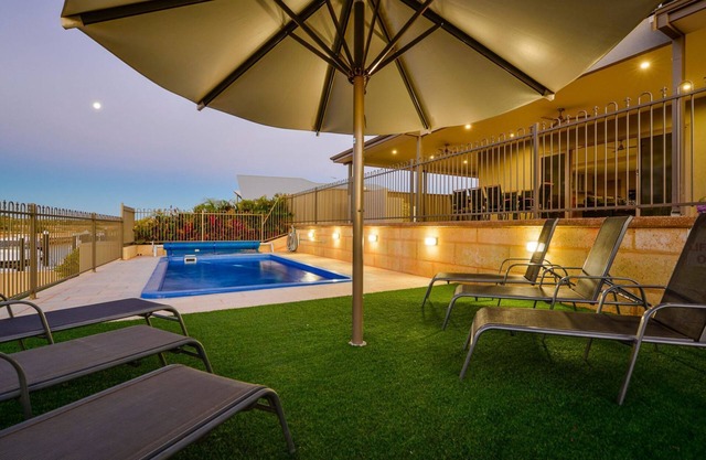 7 Kestrel Place - Luxurious Marina Home with a Private Jetty and Pool