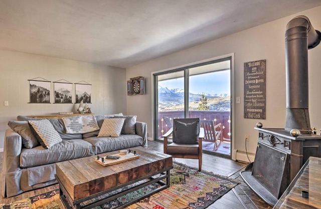 7 Mi to Keystone Mtn-View Abode with Deck!