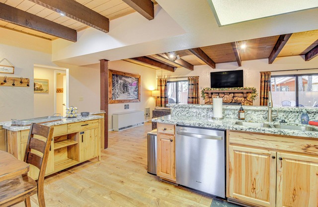 7 Mi to Rainbow Lake: Pinetop Condo w/Patio!