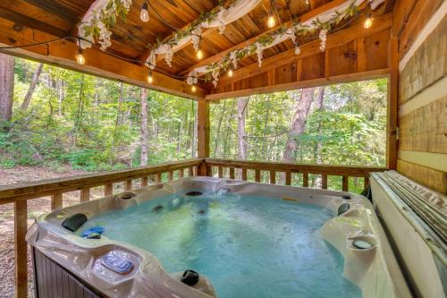 7 Mi to The Island in Pigeon Forge Relaxing Cabin