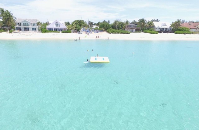 7 Mile Beach Condo with Pool View and Rooftop