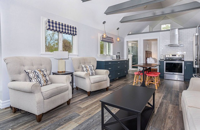7 Min-Drive to Beach: Cozy Cottage & Yard