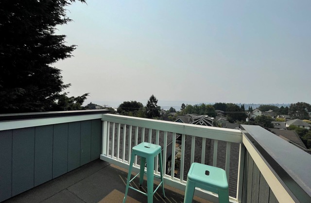 7 min to downtown! Retreat for 2 on Queen Anne Hill w/Rooftop Deck & Ocean View.