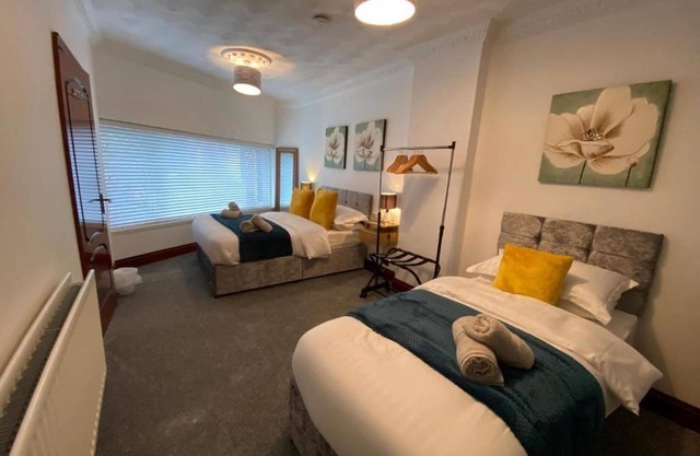 7 Person Home Flat W/parking - Near Swansea Centre