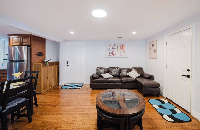 74L - 2BR Quincy - Cozy Couple Hideout near Wollaston Beach