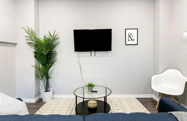 7Bd Spacious Home in Walkerville With Parking
