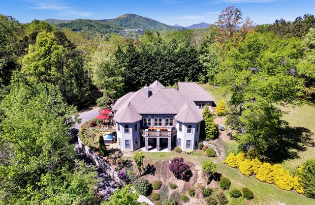 7BR/5BA Asheville Luxury Mansion w/Sauna/Steam/Cold/Hottub/Gamerm/MovieTheatre