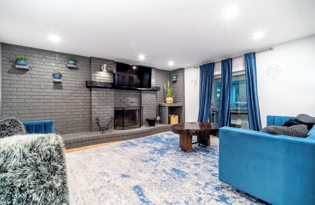 7BR Chalet w/Sauna&Hot Tub—2 Mins to Blue Mountain!