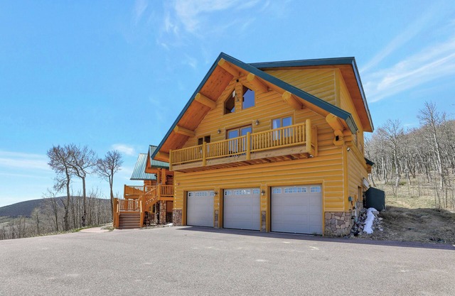 7BR Mountain Retreat ~ Hot Tub ~ Epic Mtn Views ~ Game Room ~ Wood Fireplaces