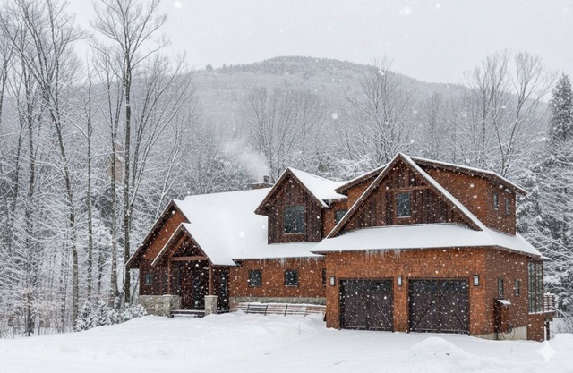 ⛷ 7BR Ski-In Hideaway | 🛁 Hot Tub | 🔥 Fire Pit | 🍖 BBQ | 🌅 Sunroom | Sleeps 19