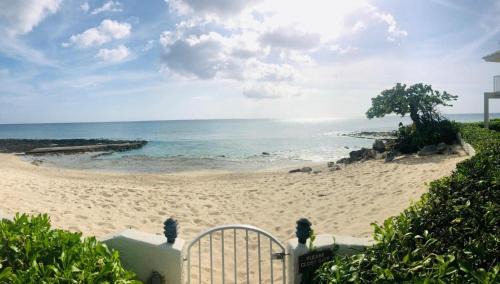 7Mile Beachfront Apartment