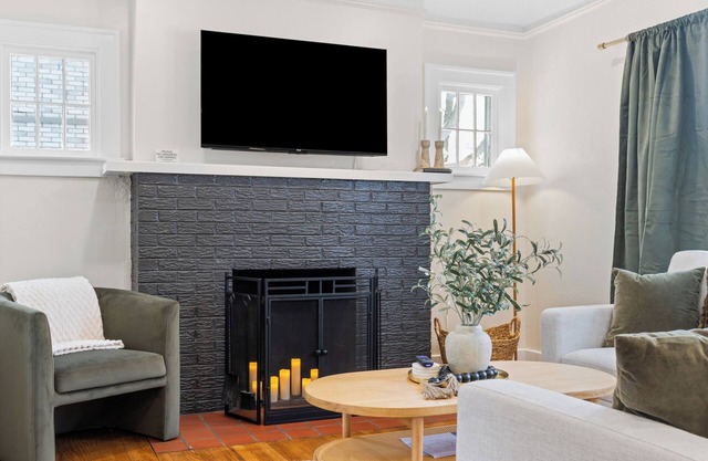 7th Street Retreat: Restored 1925 Gem w/Game Room 1 Block to Downtown Royal Oak
