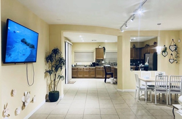 8-12 minutes to Airport &strip. Have RV parking .