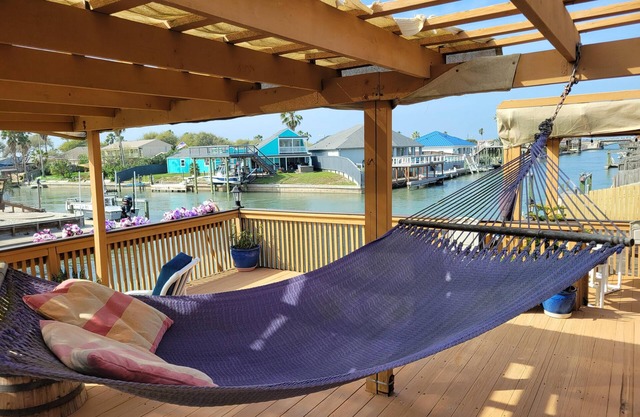 8/4 Island Waterfront 2 Kit Private Pool 2 Hot Tub