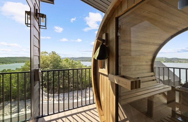 8 bdrm/4000+ sqft home w/golf simulator, outdoor sauna, hot tub & lake views!