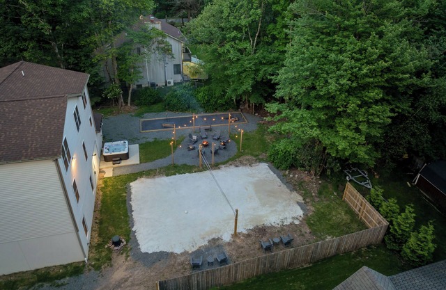 8 BEDROOM 5K Sq Ft Can Sleep 30, Minutes to Slopes and Lake, W/VOLLEYBALL COURT