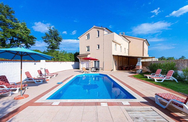 8 bedroom gorgeous home in Cere
